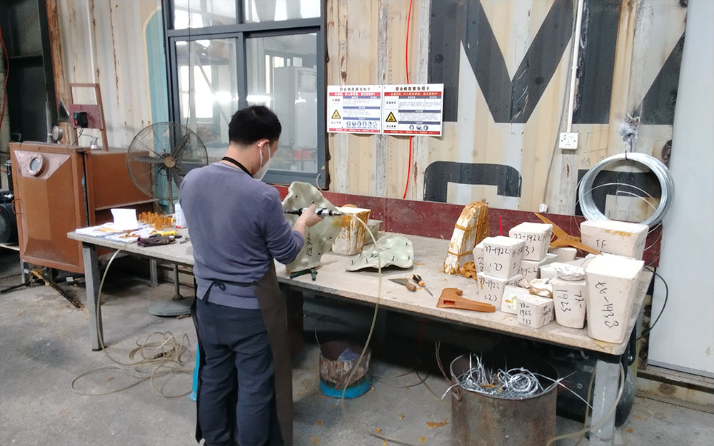 往模具中灌腊